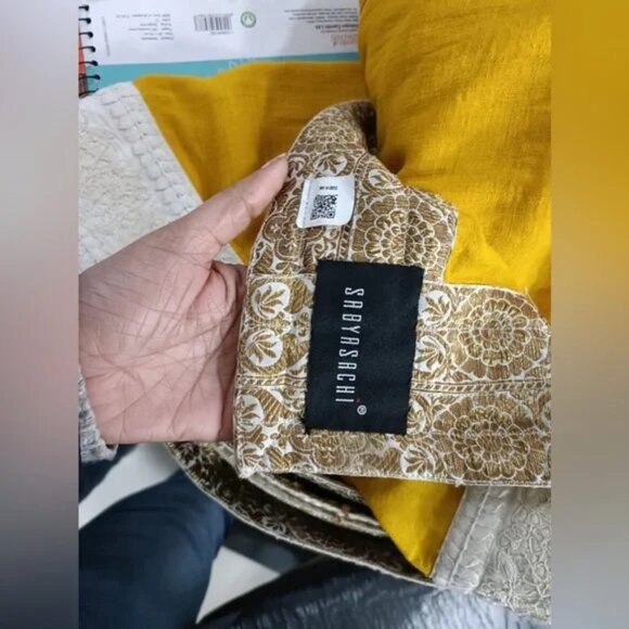 Authentic Sabyasachi Yellow Silk saree w contrasting blouse Flows beutifully - Picture 2 of 6